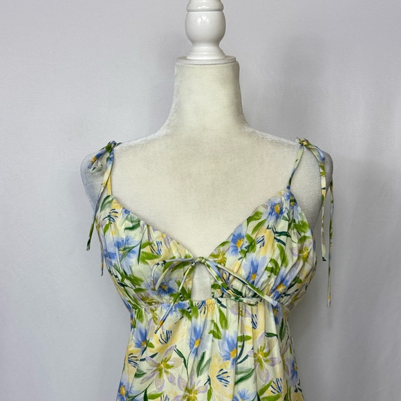ASTR The Label Tie Strap Tiered Maxi Dress Size Medium Cream Blue Floral NWOT - Picture 6 of 13